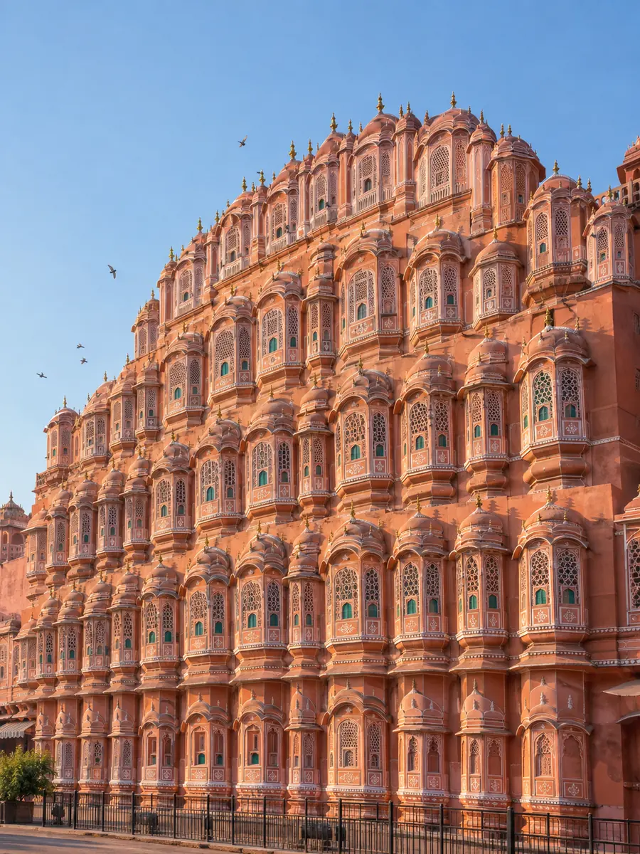 Die rosa Gitterfassade des Hawa Mahal in Jaipur im Morgenlicht
