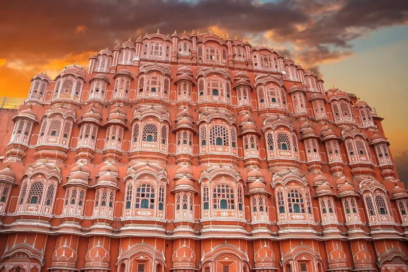 Die rosafarbene Wabenfassade des Hawa Mahal in Jaipur bei Sonnenuntergang