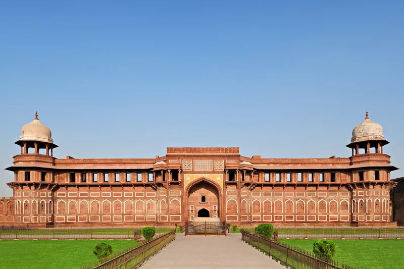 Die rote Sandsteinfassade des Jahangiri Mahal im Agra Fort