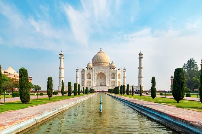 Das Taj Mahal hinter seinem Wasserbecken